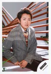 【中古】生写真(ジャニーズ) 嵐/大野智/膝上・座り・衣装グレー茶色・顔正面・体右向き/シングル「君のうた」MV＆ジャケ写撮影オフショット/公式生写真