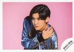 【中古】生写真(ジャニーズ) Snow Man/目黒蓮/横型・バストアップ・衣装青・光沢素材・右手左肩・顔左向き・背景ピンク/JOHNNYS’ ISLAND STORE オフショット/公式生写真