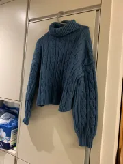 ブルー ケーブル編み クロップドニット