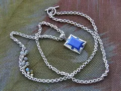 ラピスロングネックレス　古代エジプトから厄除けパワーストーンとして使われたラピスラズリは深いブルーが神秘的。 片方のサイドにあしらったラブラドライトで魔法使えそうな雰囲気。