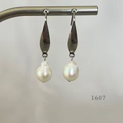 淡水パール　ピアス　くびれのある不思議な形　・・✽・・　〈真珠　サージカルステンレス　フック〉