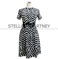 美品 ステラマッカートニー STELLA McCARTNEY ワンピース ドレス シルク100％ 総柄 クルーネック 半袖 膝丈 フレア シェブロンストライプ ブラック×ホワイト サイズ36 レディースのサムネイル