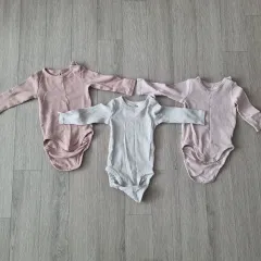 新品級 H&M ボディスーツ 2 - 4m 3枚