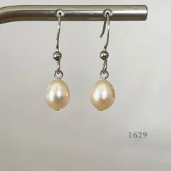 天然色ほんのりオレンジ　淡水パール　ピアス　・・✽・・　〈真珠　サージカルステンレス　フック〉