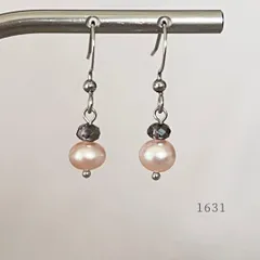 天然色ストロベリーピンク・淡水パール＆モカブラウン・クリスタル　ピアス　・・✽・・　〈真珠　サージカルステンレス　フック〉