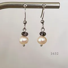 天然色ほんのりオレンジ・淡水パール＆モカブラウン・クリスタル　ピアス　・・✽・・　〈真珠　サージカルステンレス　フック〉