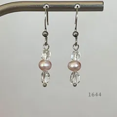 天然色ストロベリー・小さな淡水パール＆クリスタル　ピアス　・・✽・・　〈真珠　サージカルステンレス　フック〉