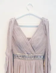 【0042】ドレープスリーブ ビジューロングドレス プリーツ