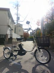 クリーム色 三輪電動アシスト自転車 - メルカリ
