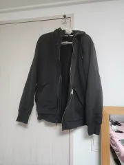 黒いフ—ドジップアップ出品