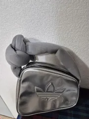 アディダス シルバー クラッチバッグ