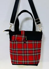 【裁縫ストア・ボヌール】再出品　大人かわいい　ロイヤル　 ベーシックチェック タータンチェック レッド×ホワイト  デニム生地ブラック　トートバッグ(ファスナー付き)　ポケットいっぱい　ミニポーチ　ショルダーバッグ　 ハンドメイド　/ №500-702