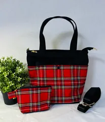 【裁縫ストア・ボヌール】再出品　大人かわいい　ロイヤル　 ベーシックチェック タータンチェック レッド×ホワイト  デニム生地ブラック　トートバッグ(ファスナー付き)　ポケットいっぱい　ミニポーチ　ショルダーバッグ　 ハンドメイド　/ №500-702