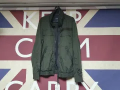 バックル ポケット装飾 ハイネック アウター ジャケット M 95 サイズ カーキ