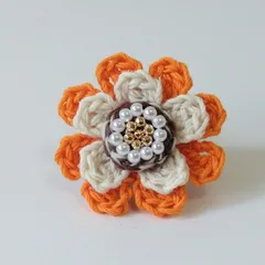 お花ブローチ４５.オレンジとオフホワイト