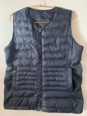 チャコール軽量ダウンベスト