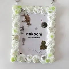 【アウトレット品】B8 取り外し可能キーチェーン付き　黄緑×ホワイト　薔薇　ホイップデコ　トレカケースデコ　トレカケース　硬質ケースデコ　レジン　ハンドメイド