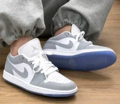 ナイキ ジョーダン 1 ロー スニーカー 出品