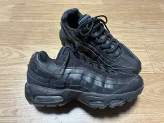 250) ナイキ エアマックス 95 エッセンシャル トリプルブラック