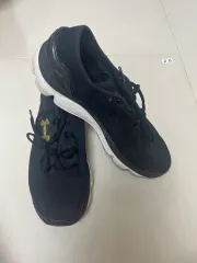 アンダーアーマー 黒 スニーカー