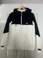 ニューバランス ブラック/白 フード ウィンドブレーカー