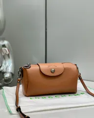 👜✨🌈【新品 未使用】LONGCHAMP Pliage ロンシャン プリアージュバケットバッグ　クロスボディバッグ　 ショルダーバッグ　人気 　ミニ 　レザー　牛革　定番デザイン ファション 抜群　ブラウン