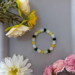 グリーン×イエロー×ホワイト ミックスビーズブレスレット（15cm）／ハンドメイド・ラインストーン入りアクセント付き