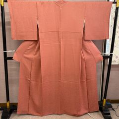 正絹・しつけ糸付色無地袷着物・和名 浅緋色・一つ紋・縫い紋 - メルカリ