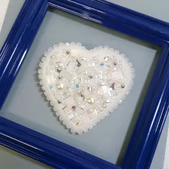 白いハートのブローチ　ビーズ刺しゅう　ホワイト　ハンドメイド　oh-02281
