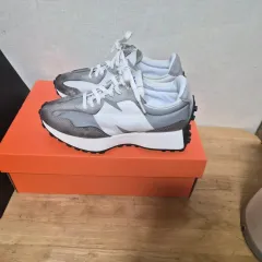 ニューバランス 327 グレー 白 スニーカー サイズ 240