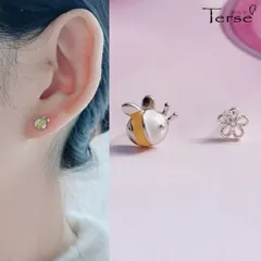 Terse ミニみつばち×フラワー ピアス｜ジルコニアがきらめく左右非対称デザイン、春夏コーデに映える可憐なアクセサリー  小ぶりで可愛い、耳元に遊び心を添えるレディースアクセサリー 可愛い / 大人可愛い / ナチュラル / 遊び心 sa0121a