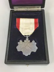 2026年最新】勲八等白色桐葉章の人気アイテム - メルカリ