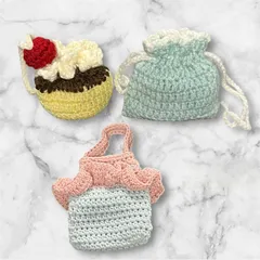 手編み小物入れ3点セット プリンモチーフ・水色の巾着・水色×ピンクのミニバッグ