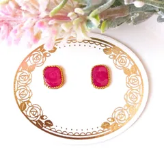 no.386　レジン　シンプル　濃いピンクの小さいピアス　スクエアゴールド枠　小ぶり　イヤリング　ハンドメイド