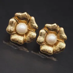 L785 イヤリング フェイクパール フラワー ゴールド デザイン コスチュームジュエリー
