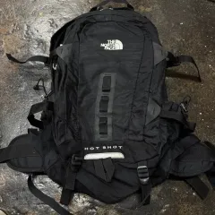 【未使用級】 　シグネチャーロゴバックパック　ブラック Zeya リサイクルスエード ストライプショルダーバッグ - ノワール