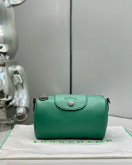 👜✨🌈【新品 未使用】LONGCHAMP Pliage ロンシャン プリアージュバケットバッグ　クロスボディバッグ　 ショルダーバッグ　人気 　ミニ 　レザー　牛革　定番デザイン ファション 抜群　グリーン