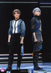 【中古】生写真(男性) 木原瑠生(へし切長谷部)・水江建太(山姥切長義)/ライブフォト・全身/「ミュージカル『刀剣乱舞』～花影ゆれる砥水～」ローソンプリント限定舞台ブロマイド