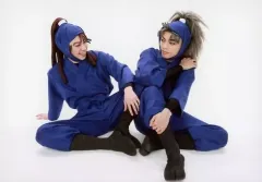 【中古】生写真(男性) 佐藤智広(尾浜勘右衛門)・栗原大河(竹谷八左エ門)/横型・全身・衣装青・座り・目線合わせ・キャラクターショット/「ミュージカル『忍たま乱太郎』第9弾再演 ～忍術学園陥落!夢のまた夢!?～」ブロマイド