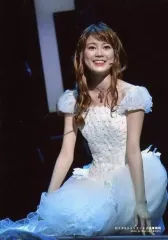 【中古】生写真(乃木坂46) 生田絵梨花(ジュリエット)/ライブフォト・全身・しゃがみ・衣装白・両手床/ミュージカル「ロミオ＆ジュリエット」舞台写真