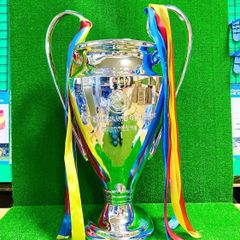 UEFAチャンピオンズリーグトロフィー、歴代優勝クラブ名刻印、リボン付き UEFAチャンピオンズリーグトロフィー、歴代優勝クラブ名刻印、リボン