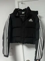 アディダス クロップド ダウン