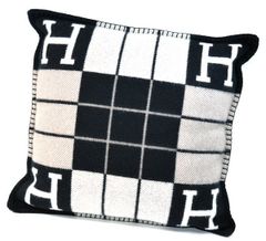 Hロゴ チェック柄クッション 約70cm x 70cm - メルカリ