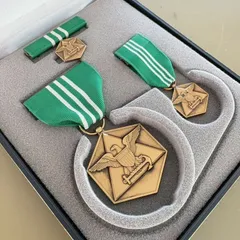 旧軍の綬リボンを米軍式に組んだ物です。旭日瑞宝金鵄勲章、従軍記章、記念章の綬 旧軍の綬リボンを米軍式に組んだ物です。旭日瑞宝金鵄勲章、従軍記章