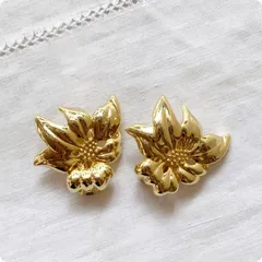 フランスヴィンテージ イヤリング｜ゴールドカラー 立体的な花柄モチーフ ｜1970‐80年代