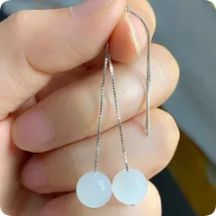 シルバー925製のホワイトオニキスを使用したフープピアス、約6cmの長さでエレガントな印象。