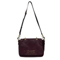 マークバイマークジェイコブス MARC by MARC JACOBS M3122352 ショルダーバッグ ハンドバッグ 2WAY ロゴプレート ワンポイント フラップ ゴールド金具 マグネット開閉 ボルドー パープル 紫