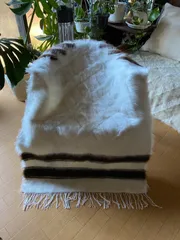 大人気のトルコのシイルトバッタニエ！まだなら是非おすすめ！アンゴラヤギのモヘアで織り機で織られたモフモフの暖かい毛布！人にも動物にも優しい優れもの！四季を通じて使えます！ラグはもちろんソファや椅子掛けてもお洒落！車にもあると便利！27年来現地直輸入の当店で！