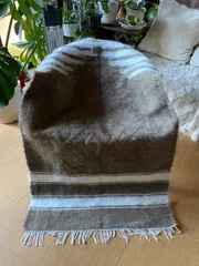 一枚のみ！大人気のお洒落なミフラブ柄新しいシイルトバッタニエ！トルコの東シイルトのみで織られるアンゴラ山羊のモヘアで織られた暖かい毛布！ラグだけではなくソファや椅子カバーにもお洒落！当店現地より直輸入で実現の価格！色違いで揃えても素敵！人にも動物にも優しい！