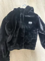 アディダス フェイクファー フードジャケット